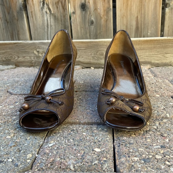 Etienne Aigner print brown women bow front peekaboo wedge heels. Size 7.5. Used - Picture 3 of 8